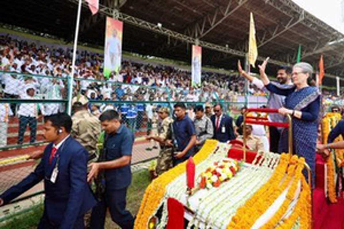 रेवंत रेड्डी ने सोनिया गांधी से लोकसभा चुनाव तेलंगाना में लड़ने का अनुरोध किया